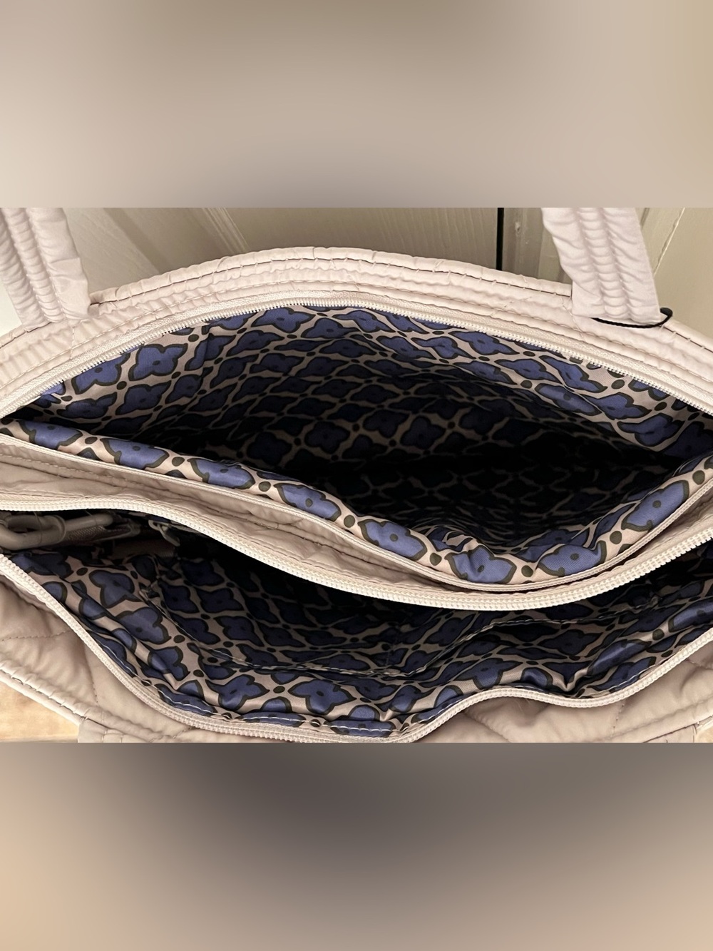 NWT Vera Bradley Ultralight Large North South Tote in Pumice Stone with Bonus - Picture 4 of 14